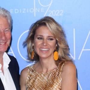 Richard Gere, au côté de sa femme Alejandra Silva, est honoré pour l'ensemble de sa carrière lors du 19e Festival du film de "Magna Graecia" à Catanzaro, le 5 août 2022.