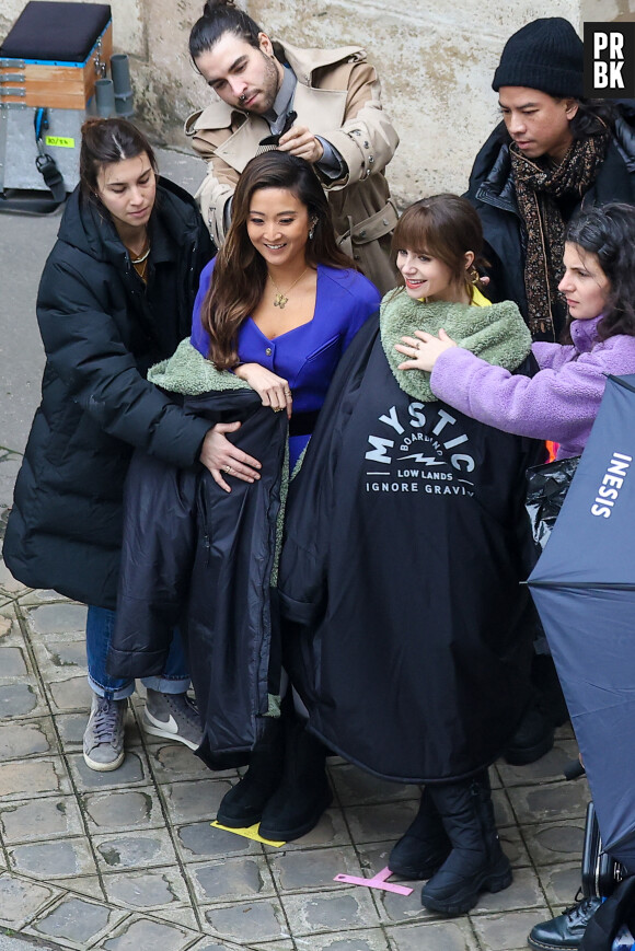 Ashley Park et Lily Collins en plein tournage de la saison 4 de la série Netflix "Emily in Paris" à Paris le 16 février 2024.