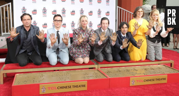 Johnny Galecki, Jim Parsons, Kaley Cuoco, Simon Helberg, Kunal Nayyar, Mayim Bialik, Melissa Rauch - Les acteurs de The Big Bang Theory laissent leurs empreintes sur le ciment lors d'une cérémonie au Chinese Theatre à Hollywood, Los Angeles, le 1er mai 2019.