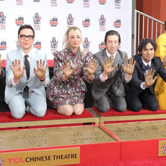 Johnny Galecki, Jim Parsons, Kaley Cuoco, Simon Helberg, Kunal Nayyar, Mayim Bialik, Melissa Rauch - Les acteurs de The Big Bang Theory laissent leurs empreintes sur le ciment lors d'une cérémonie au Chinese Theatre à Hollywood, Los Angeles, le 1er mai 2019.