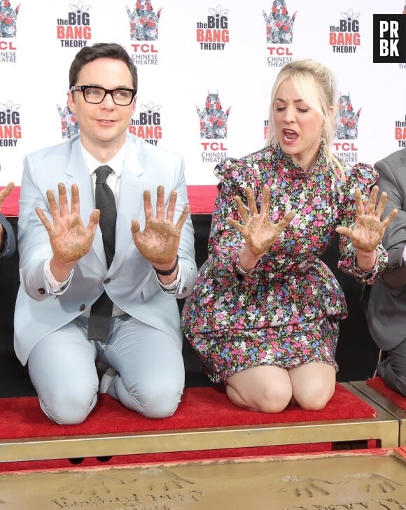 Jim Parsons, Kaley Cuoco - Les acteurs de The Big Bang Theory laissent leurs empreintes sur le ciment lors d'une cérémonie au Chinese Theatre à Hollywood, Los Angeles, le 1er mai 2019.