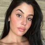 "C'est trop osé là !" : Coralie Porrovecchio affiche un décolleté vertigineux et reçoit de nombreuses critiques à cause de "ses seins qui tombent", elle répond cash