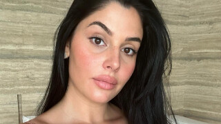 "C'est trop osé là !" : Coralie Porrovecchio affiche un décolleté vertigineux et reçoit de nombreuses critiques à cause de "ses seins qui tombent", elle répond cash