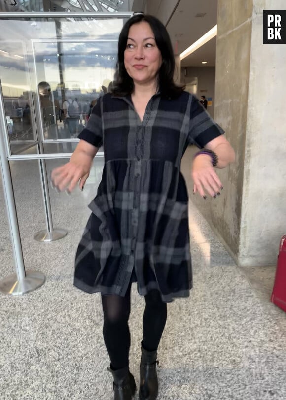 Exclusif - Jennifer Tilly arrive à l'aéroport de Toronto le 24 mai 2022. 