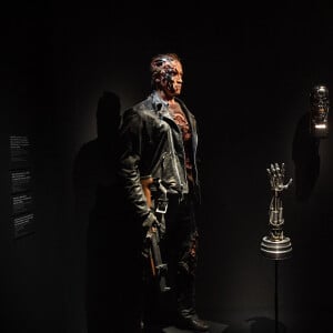 Des pièces du film Terminator à l'exposition "L'Art de James Cameron" à La Cinémathèque française à Paris.