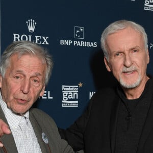 Costa-Gavras, James Cameron lors du vernissage de l’exposition "L'Art de James Cameron" à La Cinémathèque française à Paris le 3 avril 2024. © Lionel Urman / Panoramic / Bestimage