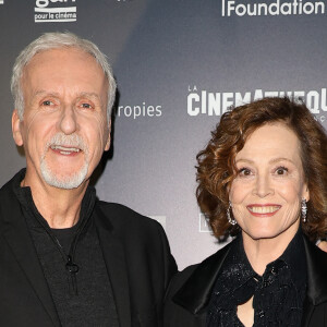 James Cameron et Sigourney Weaver lors du Vernissage de l’exposition "L'Art de James Cameron" à La Cinémathèque française à Paris le 3 avril 2024 © Guirec Coadic / Bestimage