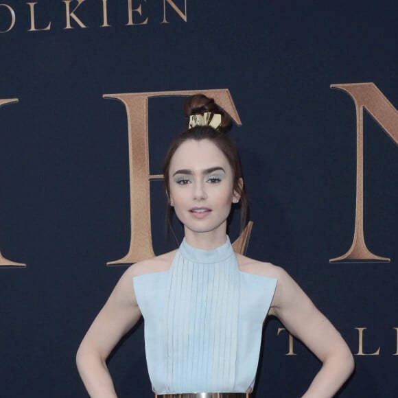 Lily Collins à la première de "Tolkien" au Village Theatre à Los Angeles, le 8 mai 2019.