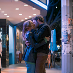 Cette immense star des séries a vécu le meilleur baiser de sa vie durant le tournage de la nouvelle rom-com de Netflix : "On voulait faire grimper..."