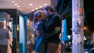 Cette immense star des séries a vécu le meilleur baiser de sa vie durant le tournage de la nouvelle rom-com de Netflix : "On voulait faire grimper..."