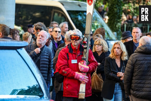 Un admirateur venu aux obsèques habillé comme le personnage de Jean-Claude Dusse dans le film "Les Bronzés font du ski" - Sortie des Obsèques de Michel Blanc en l'église Saint-Eustache à Paris, le 10 octobre 2024. © Moreau / Jacovides / Bestimage