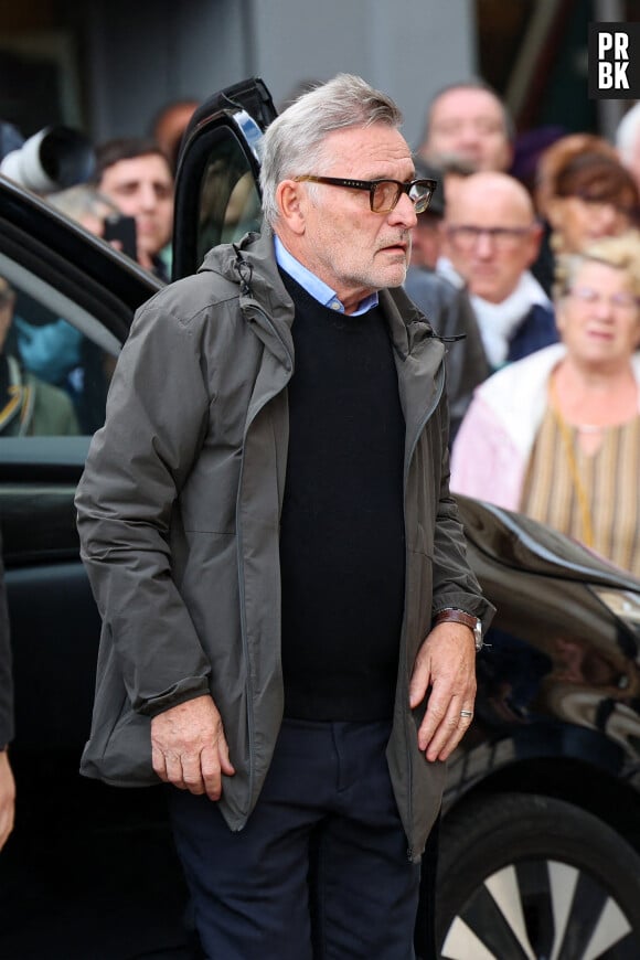 Bruno Moynot - Obsèques de Michel Blanc en l'église Saint-Eustache à Paris, le 10 octobre 2024. © Moreau / Jacovides / Bestimage - Obsèques de Michel Blanc en l'église Saint-Eustache à Paris, le 10 octobre 2024. © Moreau / Jacovides / Bestimage
Cause de la disparition de Michel Blanc : le comédien aurait fait une réaction allergique lors d'un examen médical le 3 octobre 2024, mais pas en raison d'un produit injecté pour les besoins de son échographie. C'est un antibiotique administré en cas de problème rénale qui aurait provoqué la réaction, se transformant en oedème de Quincke