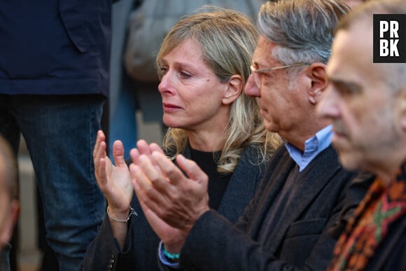 Karin Viard émue aux larmes - Sortie des Obsèques de Michel Blanc en l'église Saint-Eustache à Paris, le 10 octobre 2024. © Moreau / Jacovides / Bestimage
Cause de la disparition de Michel Blanc : le comédien aurait fait une réaction allergique lors d'un examen médical le 3 octobre 2024, mais pas en raison d'un produit injecté pour les besoins de son échographie. C'est un antibiotique administré en cas de problème rénale qui aurait provoqué la réaction, se transformant en oedème de Quincke