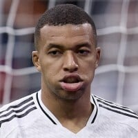 "Comment tu peux faire une c*nnerie pareil ?" : Kylian Mbappé au coeur d'une nouvelle polémique après avoir été snobé par l'Equipe de France