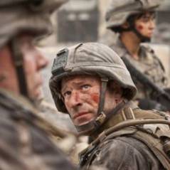 Aaron Eckhart ... Il compare son nouveau film à The Dark Knight