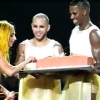 Lady Gaga ... Un anniversaire surprise sur scène (VIDEO)