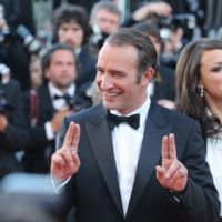 Jean Dujardin met Cannes dans sa poche : Chapeau The artist (VIDEO)