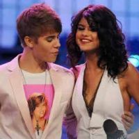 Justin Bieber et Selena Gomez ... jolie remise de prix aux MuchMusic Video Awards 2011 (VIDEO)