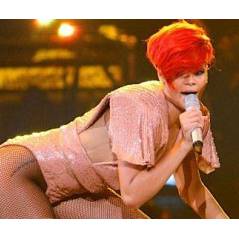 Rihanna VIDEO ... Une violente chute en plein concert