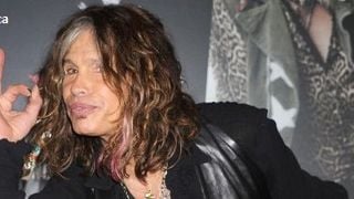 Steven Tyler d’Aerosmith chute au Paraguay et y laisse deux dents