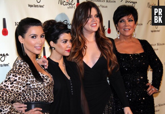 Les soeurs Kardashian sur un tapis rouge.