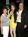 Les parents d'Amy Winehouse posent à côté de sa statue de cire en 2008
