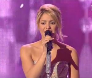 Shakira chante Je l'aime à mourir