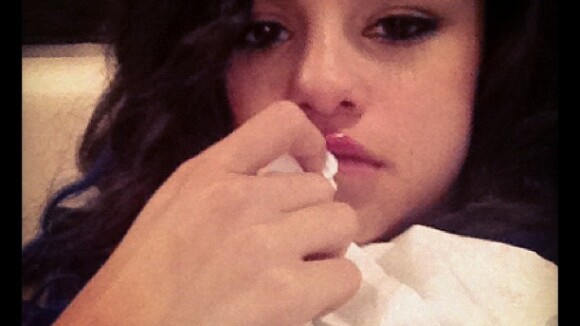 Selena Gomez enrhubée VS Miley Cyrus et son affreuse manucure (PHOTOS)