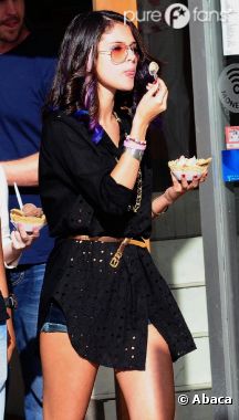 Hum... elle a l'air bonne ta glace Selena Gomez !