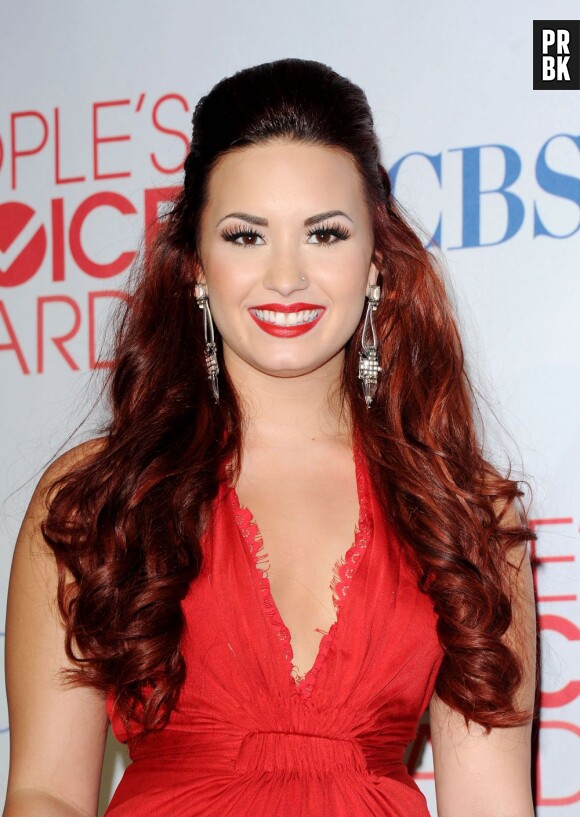 Demi Lovato mise sur le rouge aux People's Choice Awards 2012