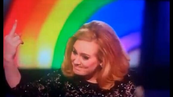 Adele et son doigt d'honneur aux Brit Awards 2012 : Someone f*ck you (VIDEO)