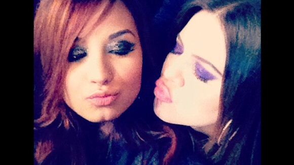 Demi Lovato et Khloe Kardashian : les BFFs s'éclatent en coulisses (PHOTOS)