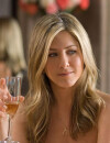 Jennifer Aniston lève un verre à sa beauté