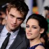Robert Pattinson et Kristen Stewart en amoureux sur le tapis rouge