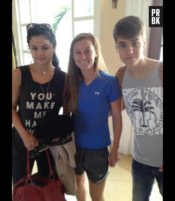 Justin Bieber porte un t-shirt "Fuck You" aux côtés de Selena