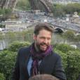 Jason Priestley pose devant la Tour Eiffel