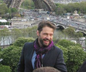 Jason Priestley pose devant la Tour Eiffel