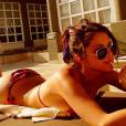  Selena Gomez en pleine séance de bronzette entre deux prises du film Spring Breakers 
  