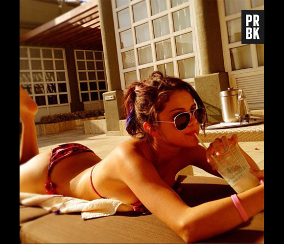 Selena Gomez en pleine séance de bronzette entre deux prises du film Spring Breakers