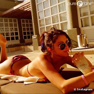 Selena Gomez en pleine séance de bronzette entre deux prises du film Spring Breakers

