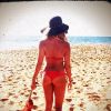 Ashley Tisdale en bikini rouge super hot sur la plage