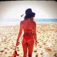 Ashley Tisdale en bikini rouge super hot sur la plage