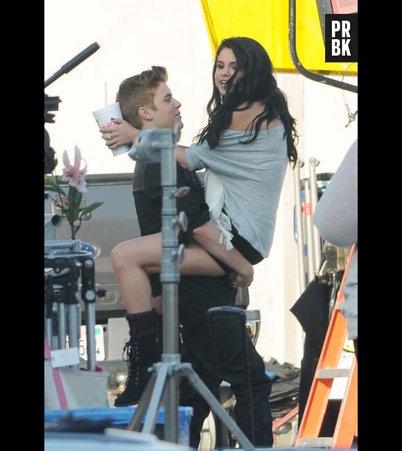 Justin Bieber et Selena Gomez s'accrochent l'un à l'autre sur le tournage de Boyfriend