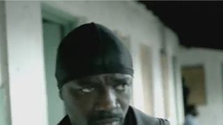 Akon, Hurt Somebody, le clip du come-back 100% gangsta