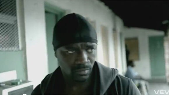 Akon, Hurt Somebody, le clip du come-back 100% gangsta