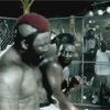Akon en plein combat dans Hurt Somebody