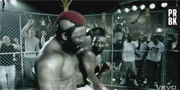 Akon en plein combat dans Hurt Somebody