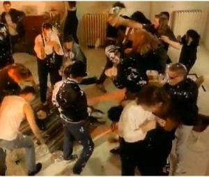Le clip de "(You Gotta) Fight for Your Right (To Party!)",