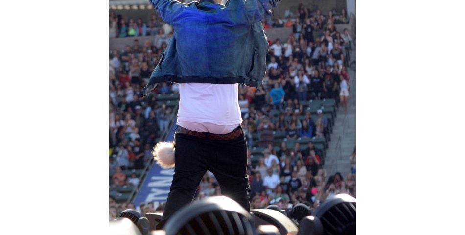 justin-bieber-d-voile-ses-fesses-en-plein-concert-purebreak