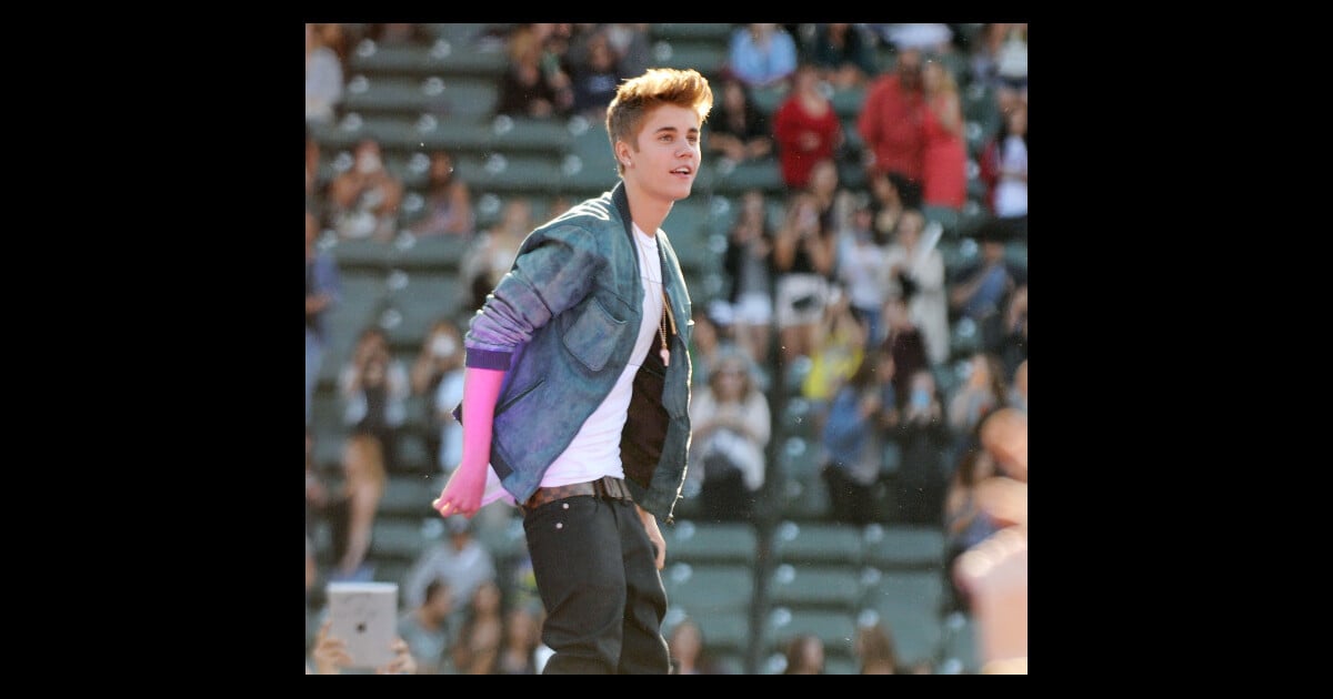 justin-bieber-montre-ses-fesses-devant-des-milliers-de-personnes-oops